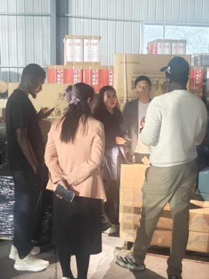 Přední senegalský distributor autodílů GKP navštěvuje sklad: objednává hromadné náhradní díly HOWO & SHACMAN s okamžitou expedicí